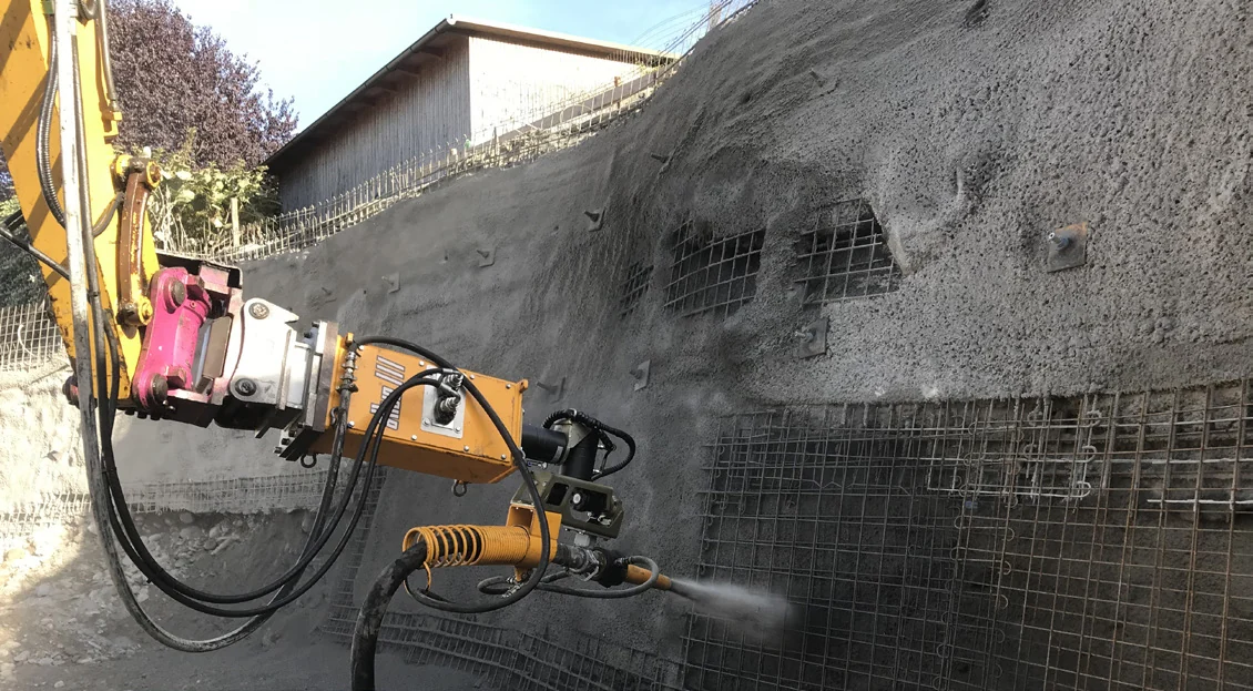 Aliva 101 na bageru prska beton na kosinu s armaturnom mrežom